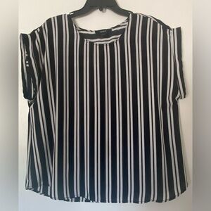 Forever 21 Black and White Boxy Short Sleeve Blouse